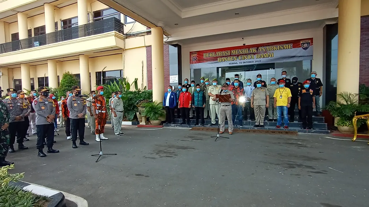 Kapolda Banten, Irjen Pol Fiandar, Bersama Ketua Ormas dan OKP Saat Deklarasi Damai. Di Mapolda Banten. Jum'at (16/10/2020). (Yandhi Deslatama/Liputan6.com)