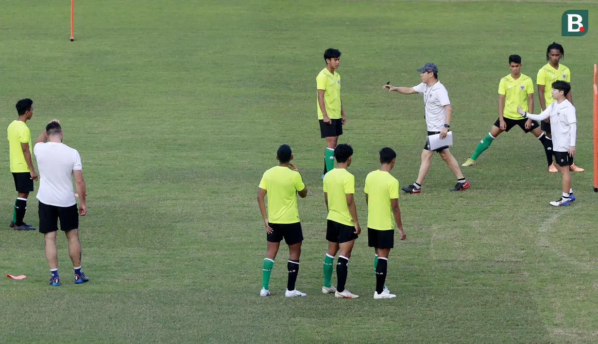 Namun pelatih Timnas Indonesia U-19, Shin Tae-yong mengatakan bahwa Jim Croque, Kai Boham, dan Max Christoffel hanya berlatih bersama timnya. Ketiganya tidak dapat bertanding di Piala AFF U-19 2022. (Bola.com/M Iqbal Ichsan)
