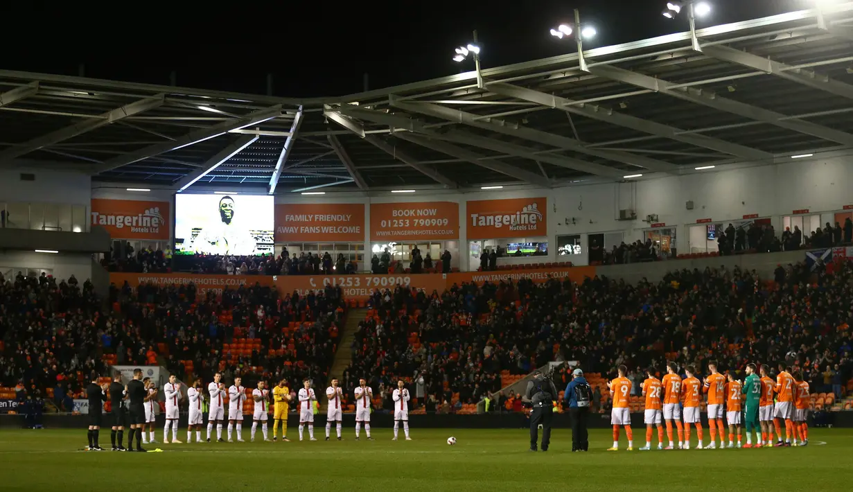 Pemain Blackpool dan Sheffield United bertepuk tangan untuk mengenang legenda sepak bola Pele sebelum pertandingan sepak bola English Championship di Bloomfield Road, Blackpool, Inggris, 29 Desember 2022. Pele, raja sepak bola Brasil yang memenangkan rekor tiga Piala Dunia dan menjadi salah satu tokoh olahraga paling berwibawa abad lalu, meninggal di Sao Paulo pada 29 Desember 2022 di usia 82 tahun. (Tim Markland/PA via AP)