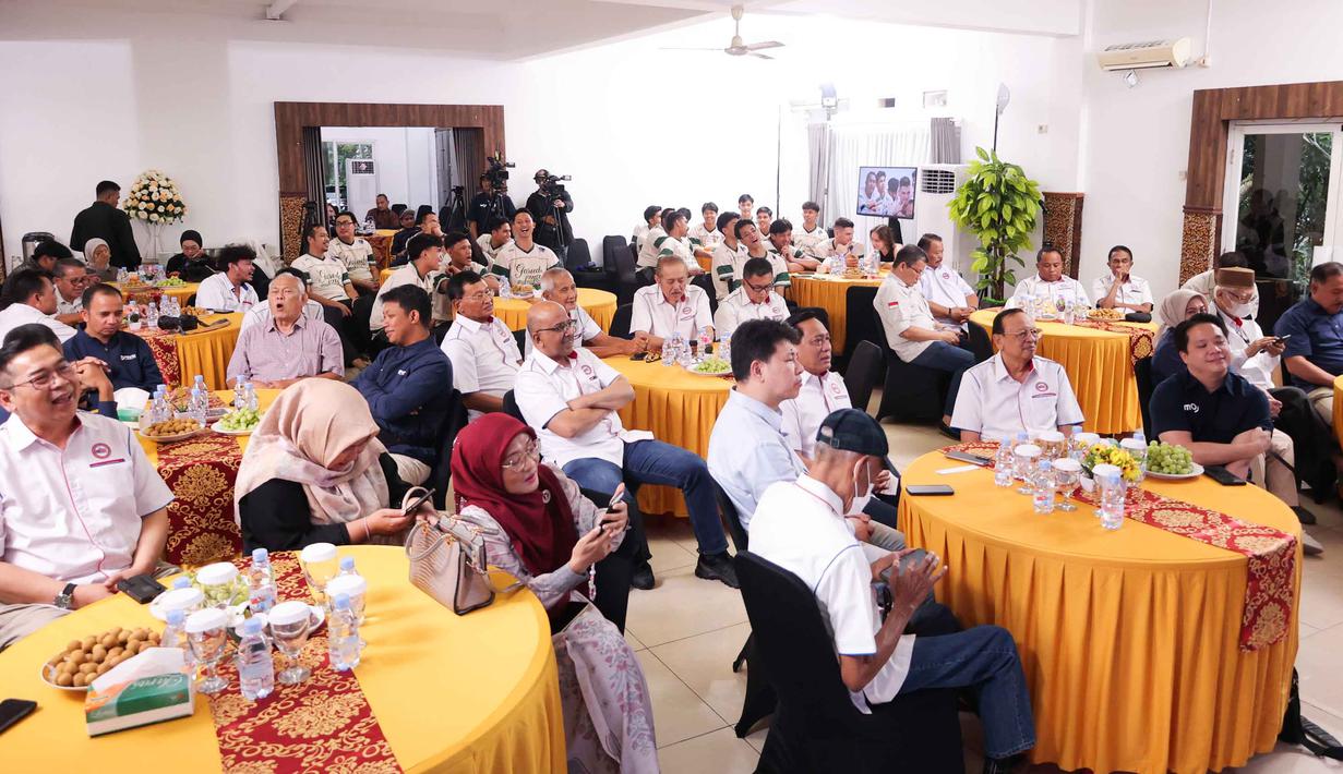 Di usianya yang ke-71, PBVSI berfokus meningkatkan profesionalisme, pembinaan atlet yang solid, dan prestasi bola voli Indonesia di tingkat dunia. Tampak dalam foto, sejumlah pengurus Persatuan Bola Voli Seluruh Indonesia (PBVSI) saat menghadiri syukuran peringatan Hari Ulang Tahun (HUT) PBVSI ke-71 di Gedung Serbaguna Padepokan Voli Sentul, Bogor, Jawa Barat, pada Kamis (26/2/2026) sore hari WIB. (Bola.com/Abdul Aziz)