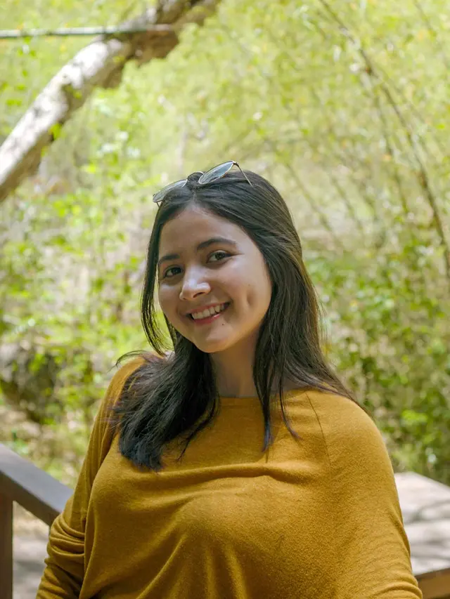 7 Potret Terbaru Bulan Sutena, Penyanyi yang Lagunya Kerap Viral di TikTok