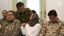 Wapres Jusuf Kalla berbincang dengan Menteri BUMN Rini Soemarno sebelum sidang kabinet paripurna, di  Istana Bogor, Senin (29/5). Rapat salah satunya membahas persiapan Idul Fitri 1438 H dan pemantauan harga bahan pokok. (Liputan6.com/Angga Yuniar)