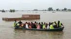 Relawan mengevakuasi warga desa yang terdampak banjir dengan perahu di Jalalpur Pirwala, distrik Multan, provinsi Punjab, pada 8 September 2025. (Shahid Saeed MIRZA/AFP)