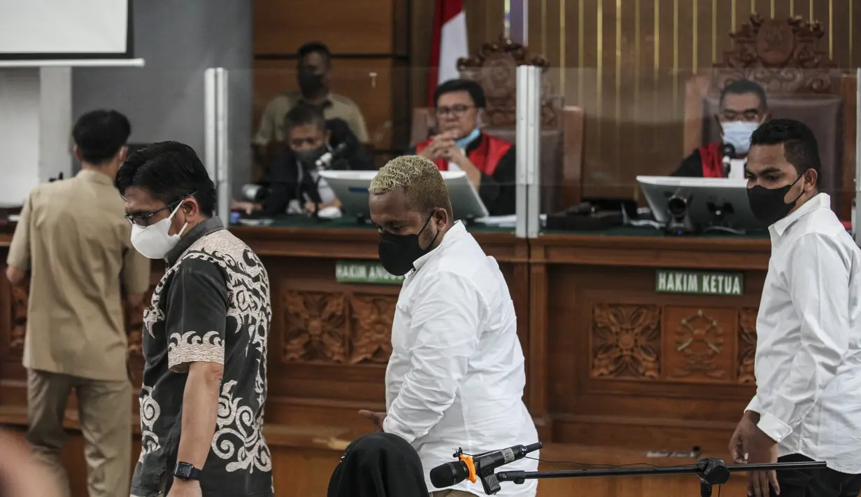 Sejumlah saksi bersiap menjalani sidang pemeriksaan saksi terkait kasus pembunuhan berencana Brigadir Yosua Hutabarat alias Brigadir J di Pengadilan Negeri Jakarta Selatan, Senin (31/10/2022). 11 saksi dihadirkan di sidang hari ini. (Liputan6.com/Johan Tallo)