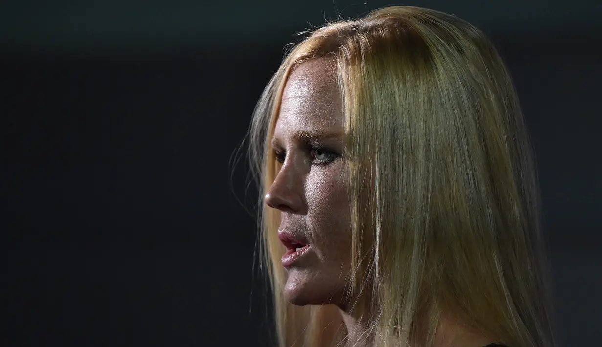 Holly Holm kini menjadi pemegang sabuk kelas batam UFC Women yang sebelumnya menjadi milik Ronda Rousey. (AFP Photo/Paul Crock)