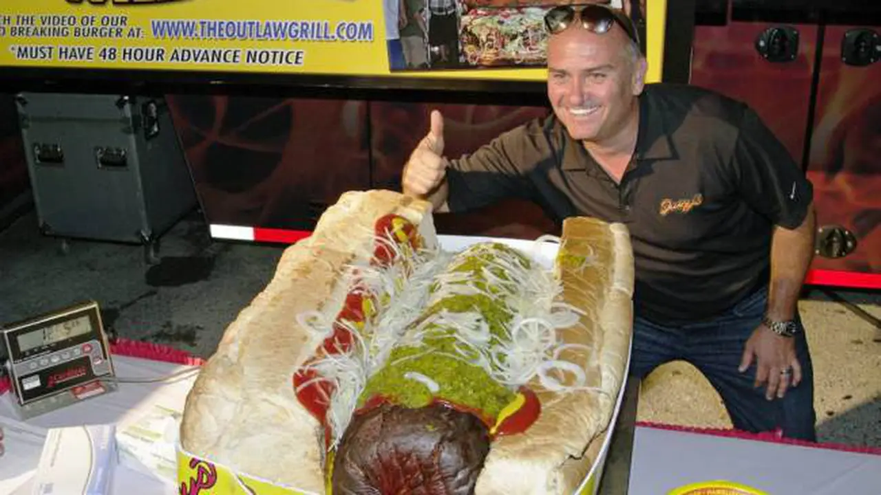 Siapa Berani, Cicipi Hot Dog Terbesar di Dunia dengan Bobot 57 Kg