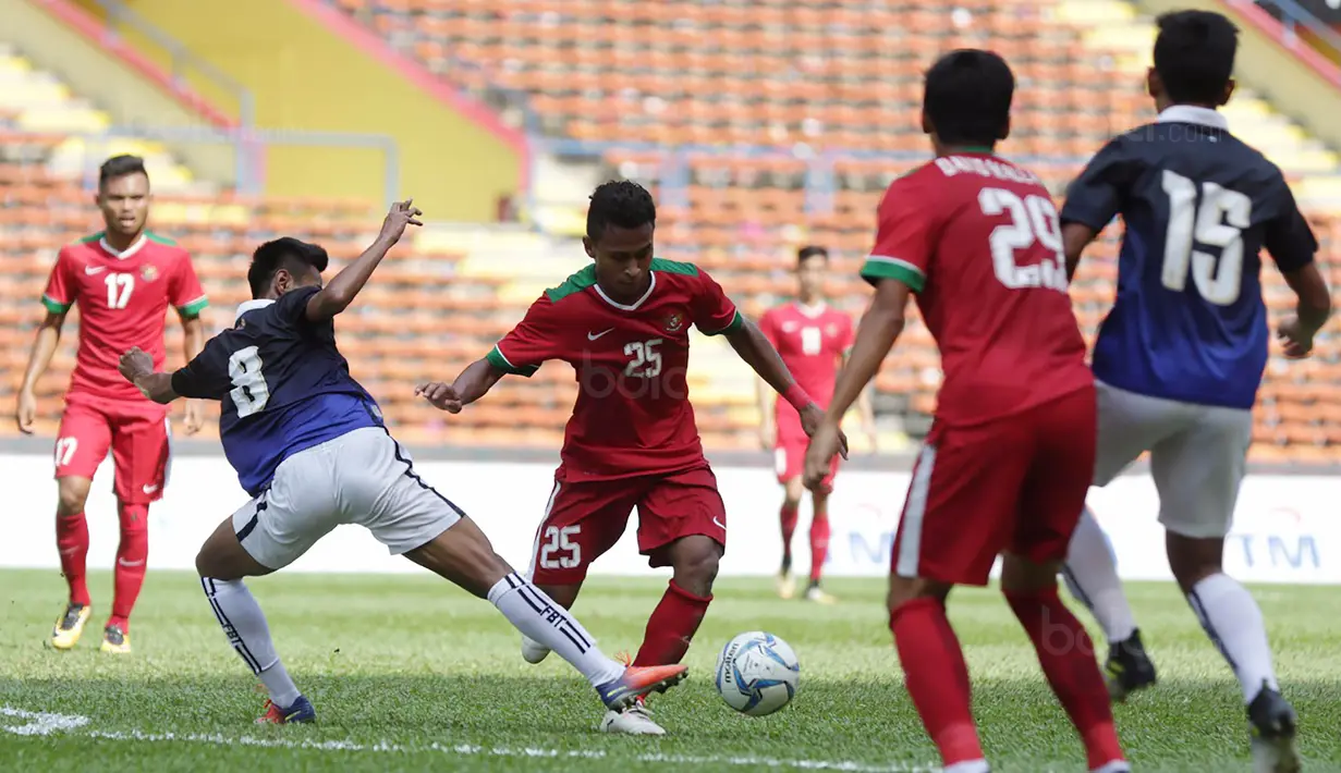 Pemain Timnas Indonesia, Osvaldo Haay, menerima kartu kuning pertama untuk Timnas U-22 Indonesia pada menit ke-16 saat melawan Kamboja di Stadion Shah Alam, Selangor, Kamis, (24/8/2017). Indonesia menang 2-0. (Bola.com/Vitalis Yogi Trisna)