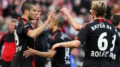 Striker muda Bayer Leverkusen Eren Derdiyok (kiri) disambut Sidney Sam dan Simon Rolfes usai menjebol gawang Schalke 04 dalam lanjutan Bundesliga di BayArena, 20 Maret 2011. Bayer unggul 2-0. AFP PHOTO / PATRIK STOLLARZ 