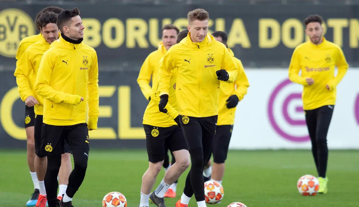 Para pemain Dortmund saat mengikuti sesi latihan di Dortmund, Jerman barat (4/3). Pada leg pertama babak 16 besar Liga Champions Tottenham menang telak atas Dortmund 3-0 di Stadion Wembley. (AFP Photo/Bernd Thissen)