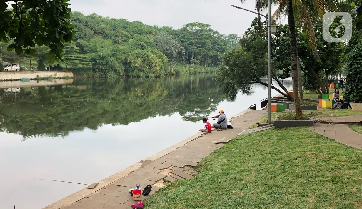 Warga beraktivitas di sekitar Setu Cibinong, Jawa Barat, Kamis (11/6/2020). Meskipun spanduk larangan penutupan telah dipasang, namun sebagian warga tetap nekat beraktivitas di kawasan tersebut untuk memancing ikan atau berekreasi. (Liputan6.com/Immanuel Antonius)