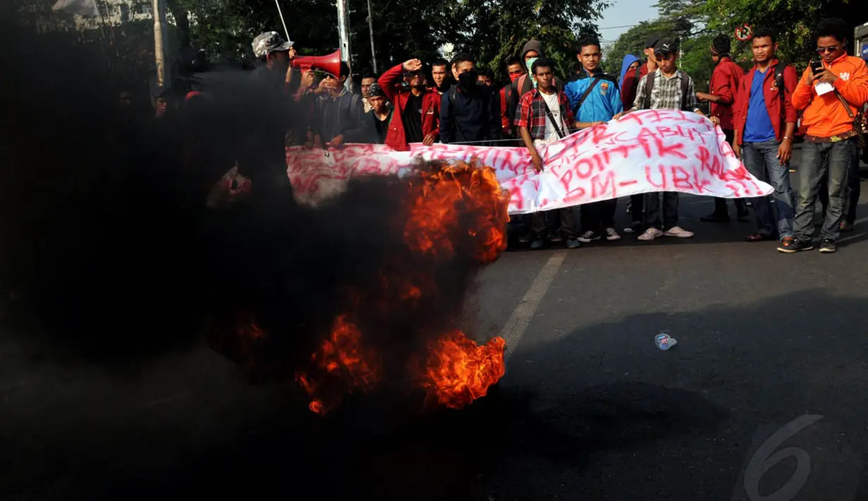 Aksi puluhan mahasiswa menolak Undang-Undang Pilkada di depan kampus UBK, Jalan Diponegoro, Jakarta, (2/10/14). (Liputan6.com/Johan Tallo)