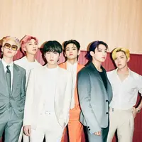 BTS usung penampilan baru yang sukses jadi perbincangan para penggemar.