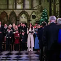 Semenatara itu, suaminya Kate Prince William mengenakan setelan jas hitam yang kompak dengan kedua putranya. Sementara itu, Putri Charlotte mengenakan dress coat maroon. [@princeandprincessofwales]