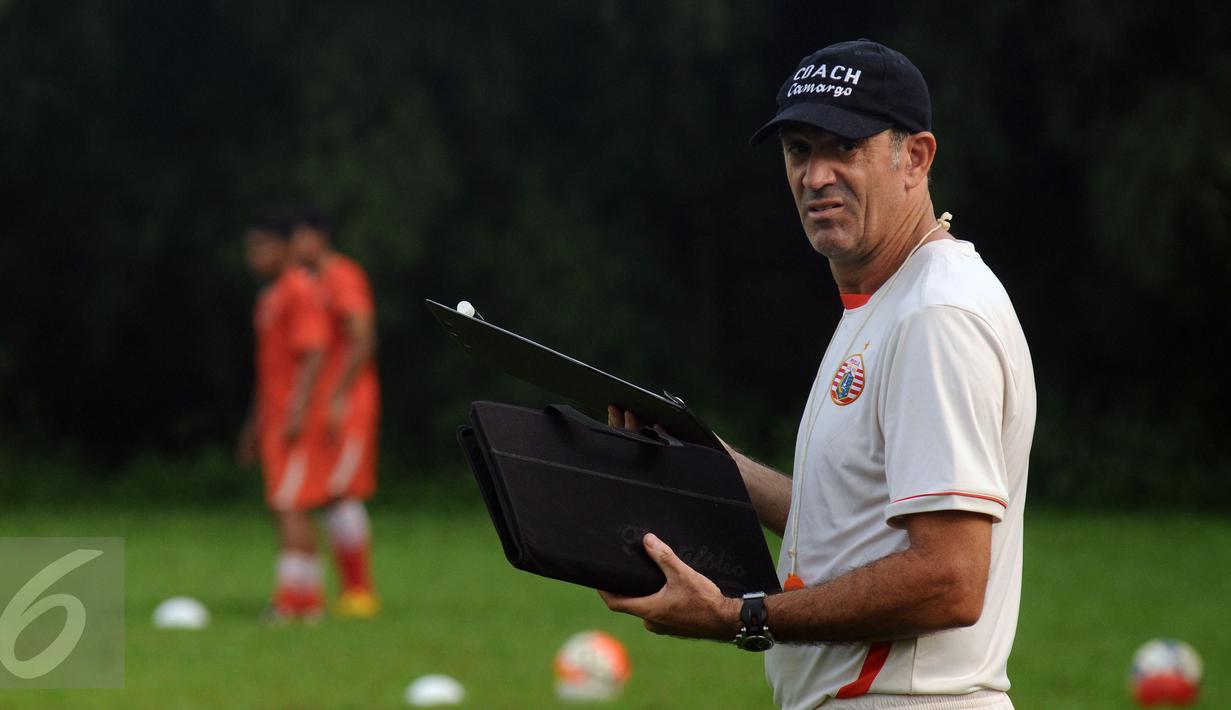 Pelatih Persija, Paulo Camargo bersiap memberikan materi latihan di NYTC Sawangan, Depok (24/2/2016). Latihan ini persiapan Persija mengarungi turnamen Piala Bhayangkara dan Indonesia Super Competition (ISC) 2016. (Liputan6.com/Helmi Fithriansyah)