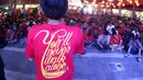 Seorang Suporter tampil memberikan prediksi saat mengikuti acara nonton bareng Liga Premier Inggris antara Liverpool vs Manchester United di Mall Sumarecon Bekasi, Jawa Barat, Minggu (17/1/2016). (Bola.com/Nicklas Hanoatubun)