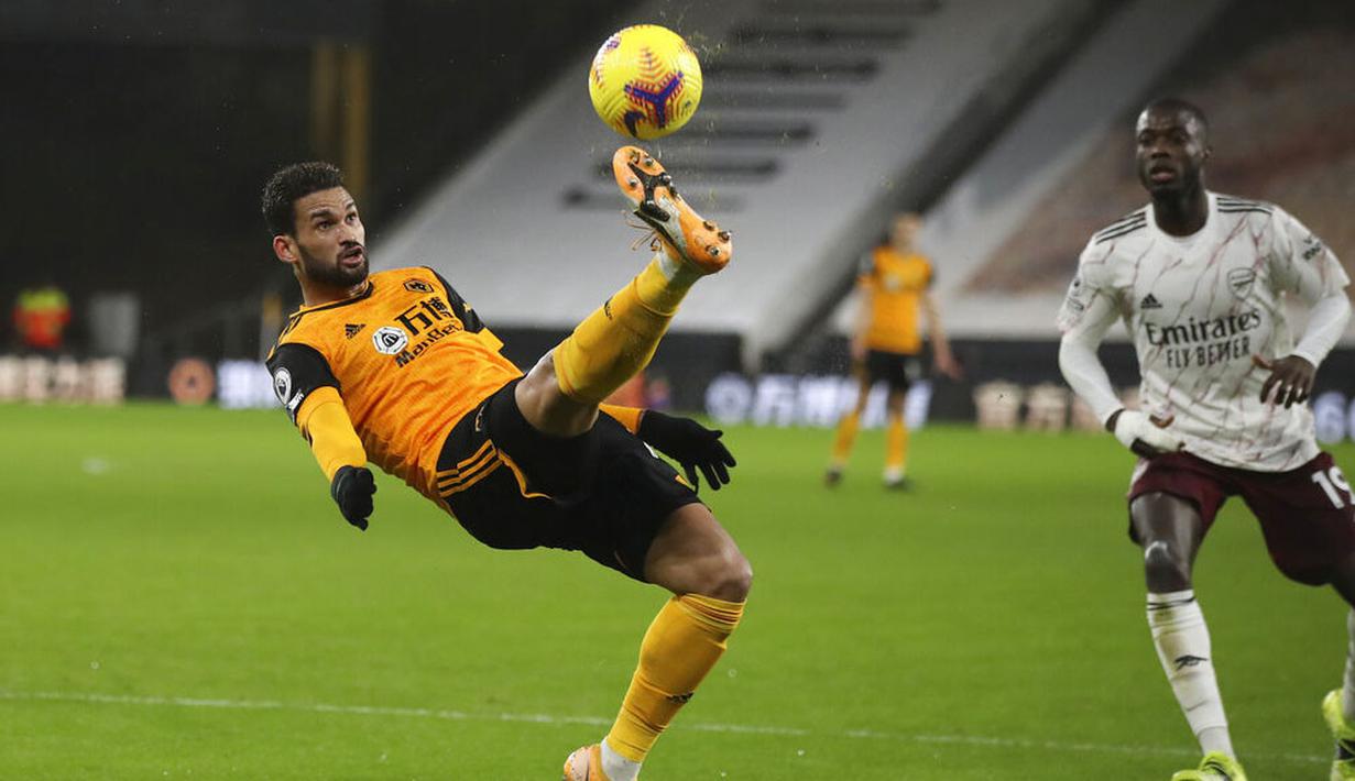 Pemain Wolverhampton Wanderers, Willian Jose, menendang bola saat melawan Arsenal pada laga Liga Inggris di Stadion Molineux, Selasa (2/2/2021). Arsenal takluk dengan skor 2-1. (Nick Potts/Pool via AP)