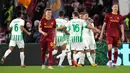 Pemain AS Roma Stephan El Shaarawy (kiri) dan Nemanja Matic bereaksi setelah pemain Sassuolo Domenico Berardi mencetak gol pada pertandingan sepak bola Serie A Liga Italia di Stadion Olimpiade, Roma, Italia, 12 Maret 2023. AS Roma kalah dari Sassuolo dengan skor 3-4. (AP Photo/Alessandra Tarantino)