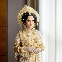 Potret Putri Isnari saat Akad Nikah Dibalut Busana Adat Bugis. [@elfiorphoto]