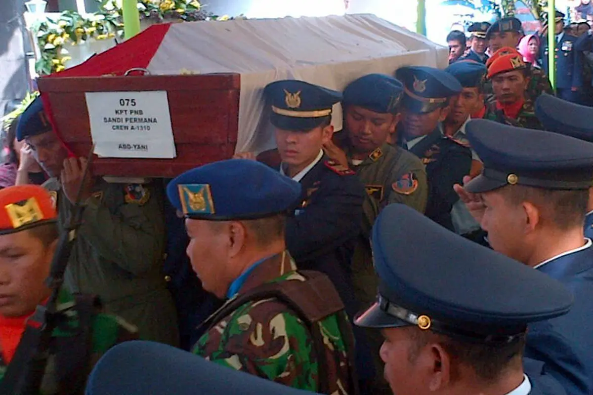 Suasana Haru Pemakaman Pilot Hercules Sandy Permana