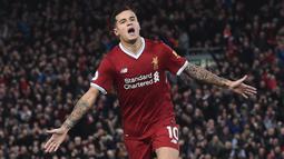 Gelandang Liverpool, Philippe Coutinho, merayakan gol yang dicetaknya ke gawang Southampton pada laga Premier League di Stadion Anfield, Liverpool, Sabtu (18/11/2017). Sepanjang karier di Liverpool, Coutinho mencetak 54 gol. (AFP/Paul Ellis)