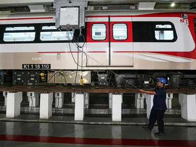 Mekanik melakukan proses perawatan ringan rangkaian kereta di Depo LRT Jakarta, Pegangsaan Dua, Jakarta, Selasa (17/3/2023). Pemeriksaan dan perawatan ringan rangkaian kereta LRT Jakarta tersebut dilakukan secara berkala setiap tujuh hari dan empat bulan serta perawatan berat setiap empat tahun sekali guna memberikan keamanan dan kenyamanan bagi penumpang. (Liputan6.com/Faizal Fanani)