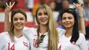 Tiga suporter wanita tersenyum sebelum pertandingan grup H Piala Dunia 2018 antara Polandia melawan Senegal di Stadion Spartak di Moskow, Rusia (19/6). Dalam pertandingan ini Polandia takluk atas Senegal 2-1. (AFP Photo/Franck Fife)