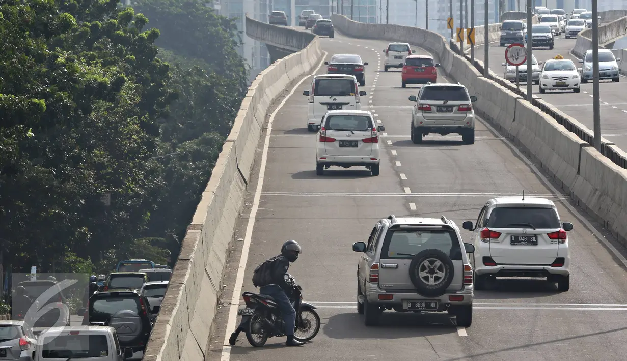 Pengendara sepeda motor melintas di jalan layang non-tol Kampung Melayu-Tanah Abang di Jakarta, Jumat (15/4). Kurangnya pengawasan membuat sejumlah pemotor nekat menerobos ke jalur khusus tersebut. (Liputan6.com/Immanuel Antonius)