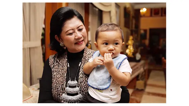 Potret Kedekatan Ani Yudhoyono Bersama Cucu-cucunya