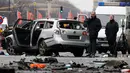 Petugas kepolisian memeriksa bangkai mobil Volkswagen yang rusak di Berlin , Jerman, (15/3). Warga Jerman di gegerkan oleh sebuah mobil yang tiba meledak di pusat kota Berlin. (REUTERS / Fabrizio Bensch)