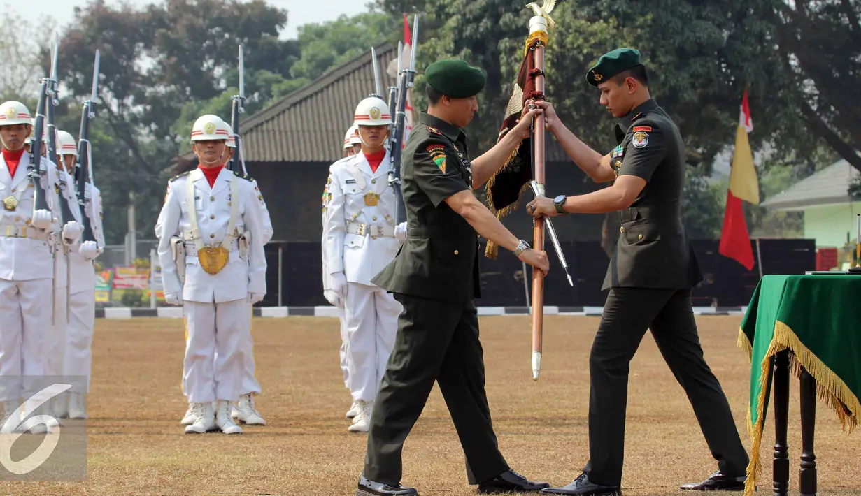 Letkol Inf Rionardo  memberikan tongkat komando kepada Mayor Inf Agus H Yudhoyono saat upacara sertijab di Markas Yonif Mekanis 203, Tangerang (22/8/2015). Agus resmi menjabat Komandan Batalyon Infanteri Mekanis 203. (Liputan6.com/Helmi Afandi)