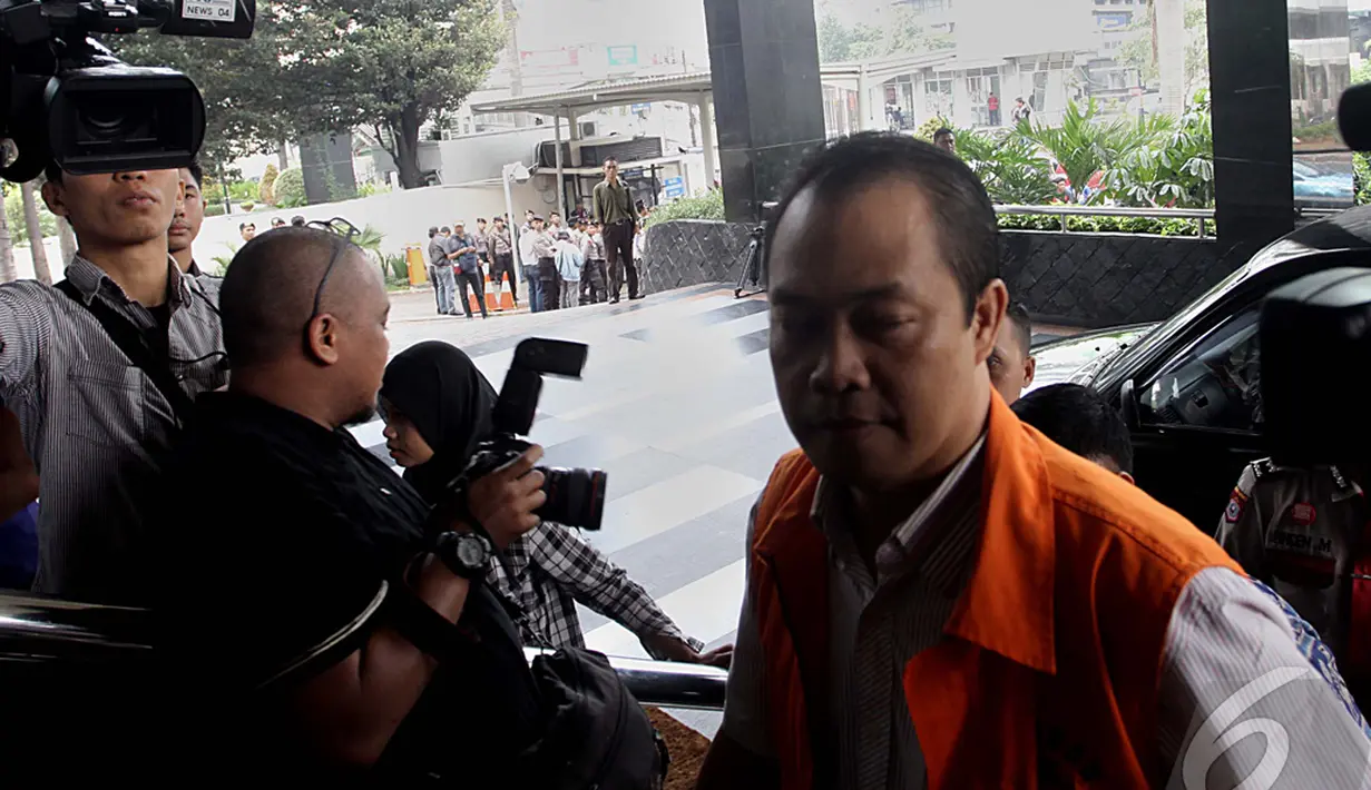  Tersangka kasus suap terhadap mantan Ketua MK Akil Mochtar, Muhtar Ependy mengenakan kemeja putih   bergaris dan rompi KPK saat menjalani pemeriksaan, Jakarta, Jumat (24/10/2014)   (Liputan6.com/Johan Tallo)