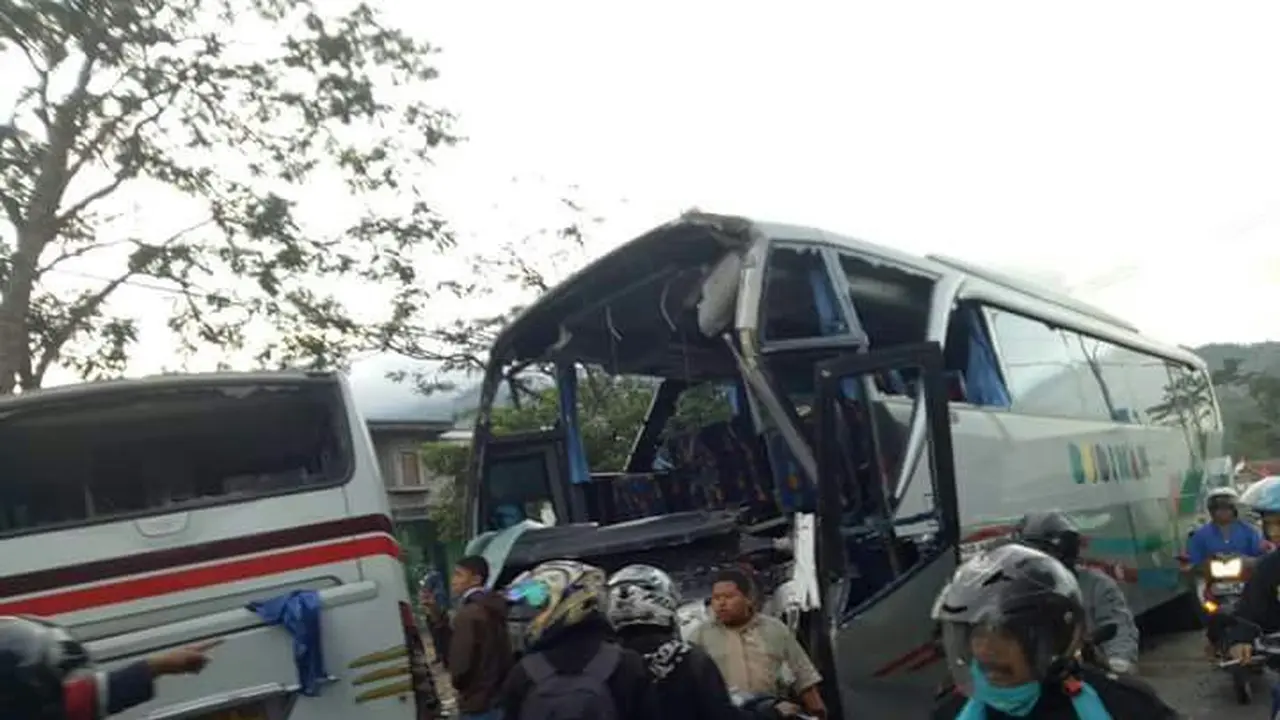 Coba Salip Motor, 3 Bus Terlibat Tabrakan Beruntun di Garut