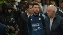 Penyerang Argentina, Lionel Messi berjalan setibanya di sebuah hotel di Guayaquil, Ekuador (8/10). Argentina akan bertanding melawan Ekuador pada tanggal 10 Oktober 2017. (AFP Photo/Rodrigo Beundia)