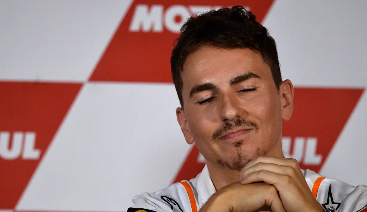 Pembalap Repsol Honda MotoGP Jorge Lorenzo saat konferensi pers pengunduran dirinya di Cheste Valencia (14/11/2019). Lorenzo mencatatkan 47 kemenangan, 117 podium, dan 43 pole. Lorenzo mengumpulkan 2.896 poin. (AFP/Jose Jordan)