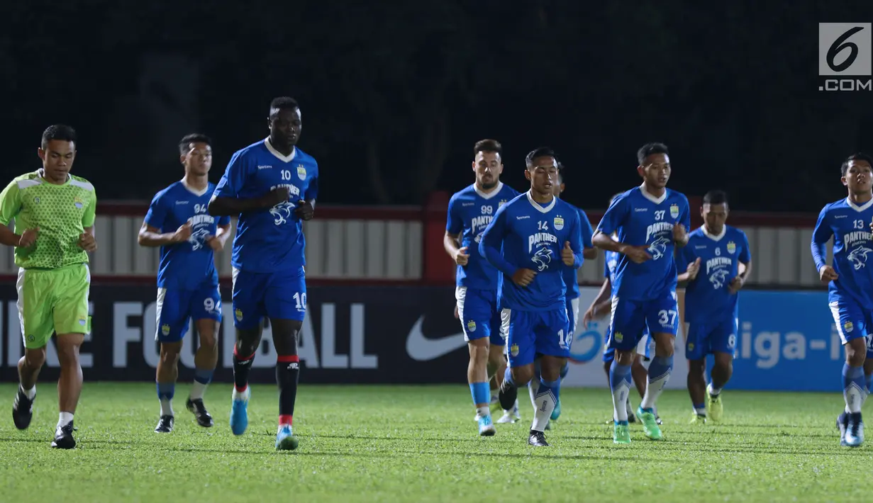 Pemain Persib berlari saat latihan resmi jelang laga lanjutan Go-Jek Liga 1 Indonesia 2018 bersama Bukalapak di Stadion PTIK, Jakarta, Jumat (29/6). Persib akan melakoni laga tandang tunda melawan Persija, Sabtu (30/6). (Liputan6.com/Helmi Fithriansyah)
