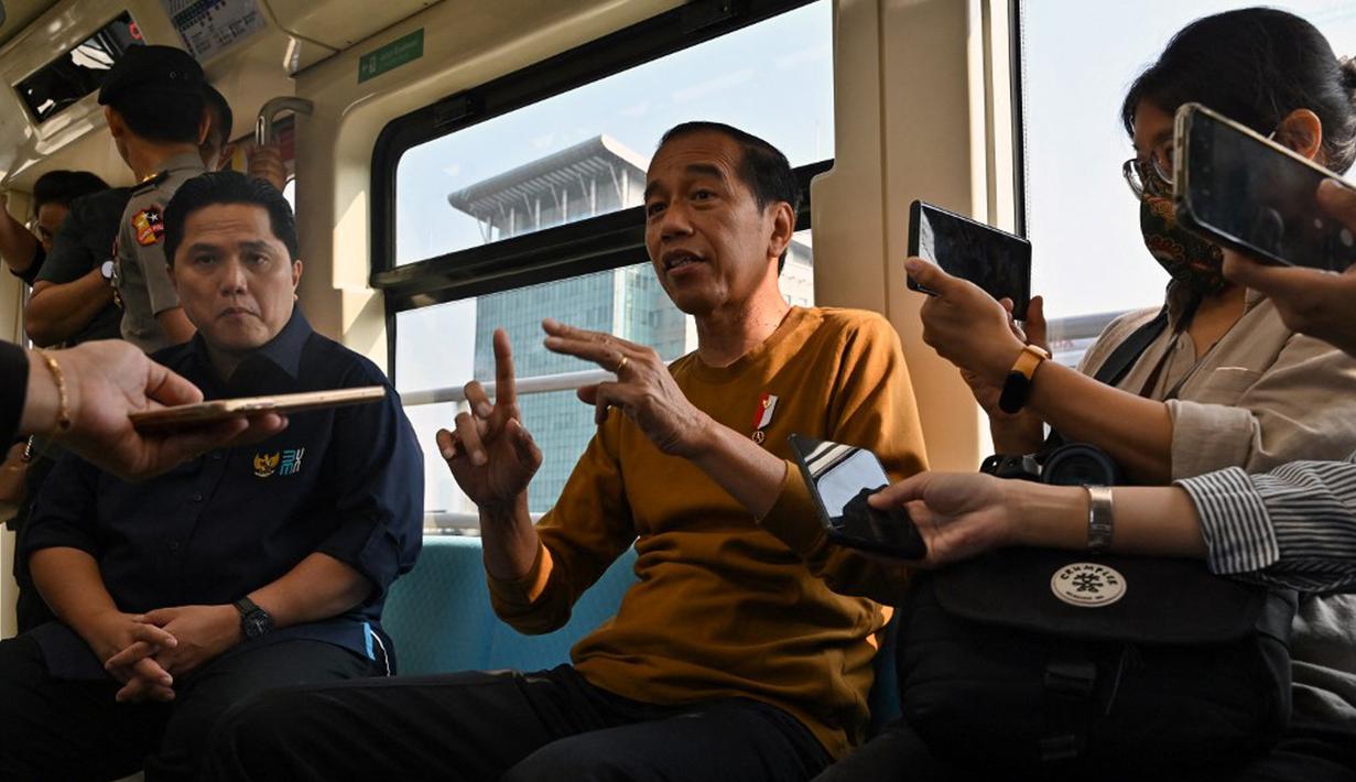Jokowi pun mengingatkan bahwa keamanan dan keselamatan harus diutamakan. Presiden juga mengakui bahwa masih ada beberapa hal yang harus diperbaiki, baik dari sistem maupun teknis dalam pengoperasionalan LRT. (ADEK BERRY/AFP)