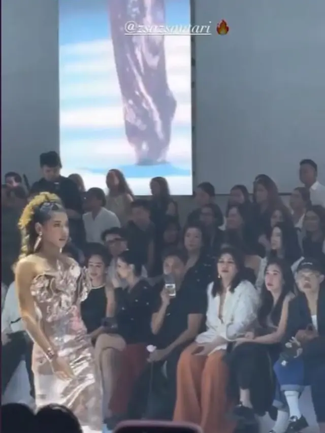 6 Potret Penampilan Zsa Zsa Utari Catwalk di JFW, Didukung Ikut Miss Universe