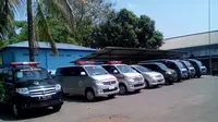 16 ambulans sudah disiagakan untuk menyambut kedatangan korban jatuhnya pesawat Aviastar PK-BRM di pangkalan udara TNI AU yang berada di daerah Mandai, Kabupaten Maros. (Liputan6.com/Eka Hakim)