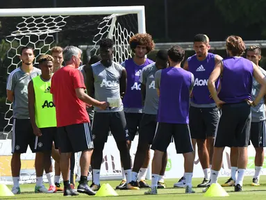 Pelatih Manchester United, Jose Mourinho, memberikan arahan kepada anak asuhnya saat latihan di Universitas California, AS, Jumat (14/7/2017). Skuad Setan Merah akan tampil di turnamen pramusim bertajuk International Champions Cup. (AFP/Robyn Beck)