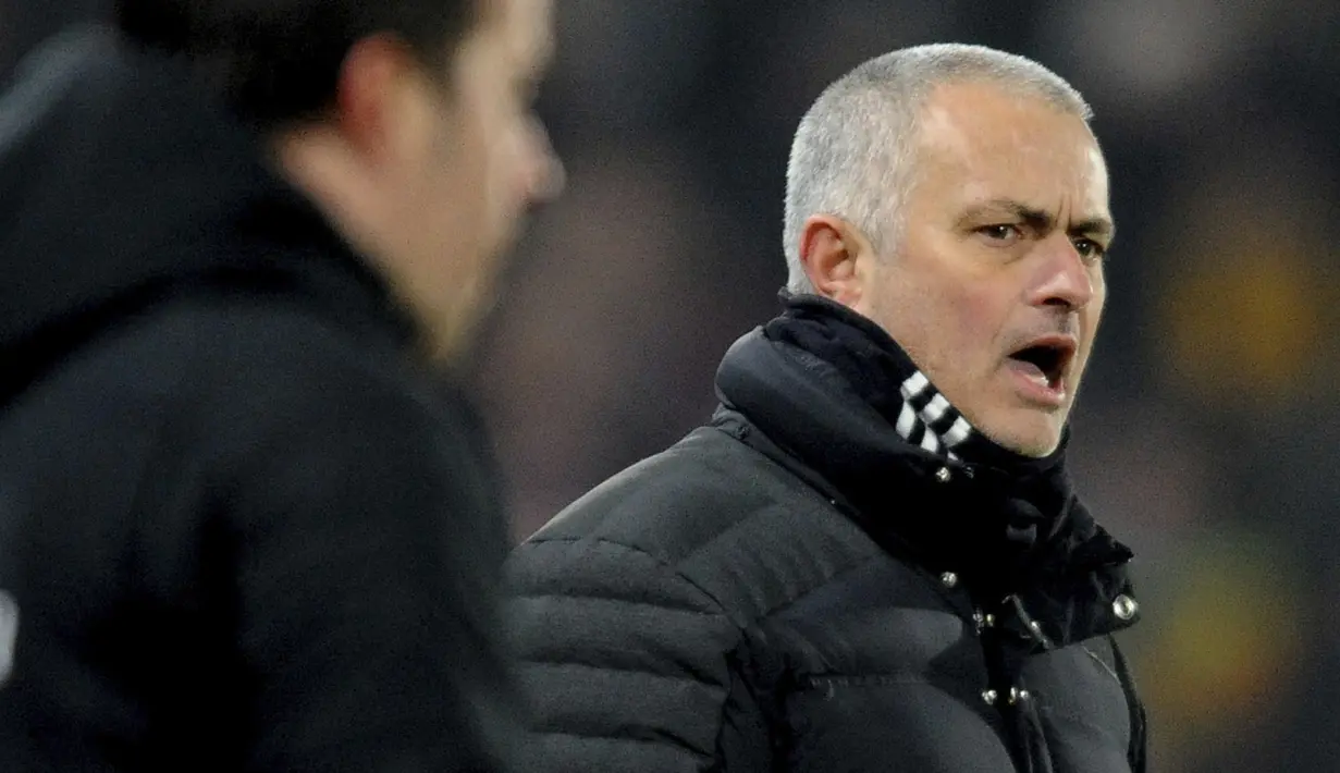Pelatih Manchester United, Jose Mourinho memberikan instruksi kepada pemainnya saat melawan Hull City pada laga semifinal Piala Liga Inggris di KCOM stadium, Hull (26/1/2017). Hull menang 2-1. (AP/Rui Vieira)
