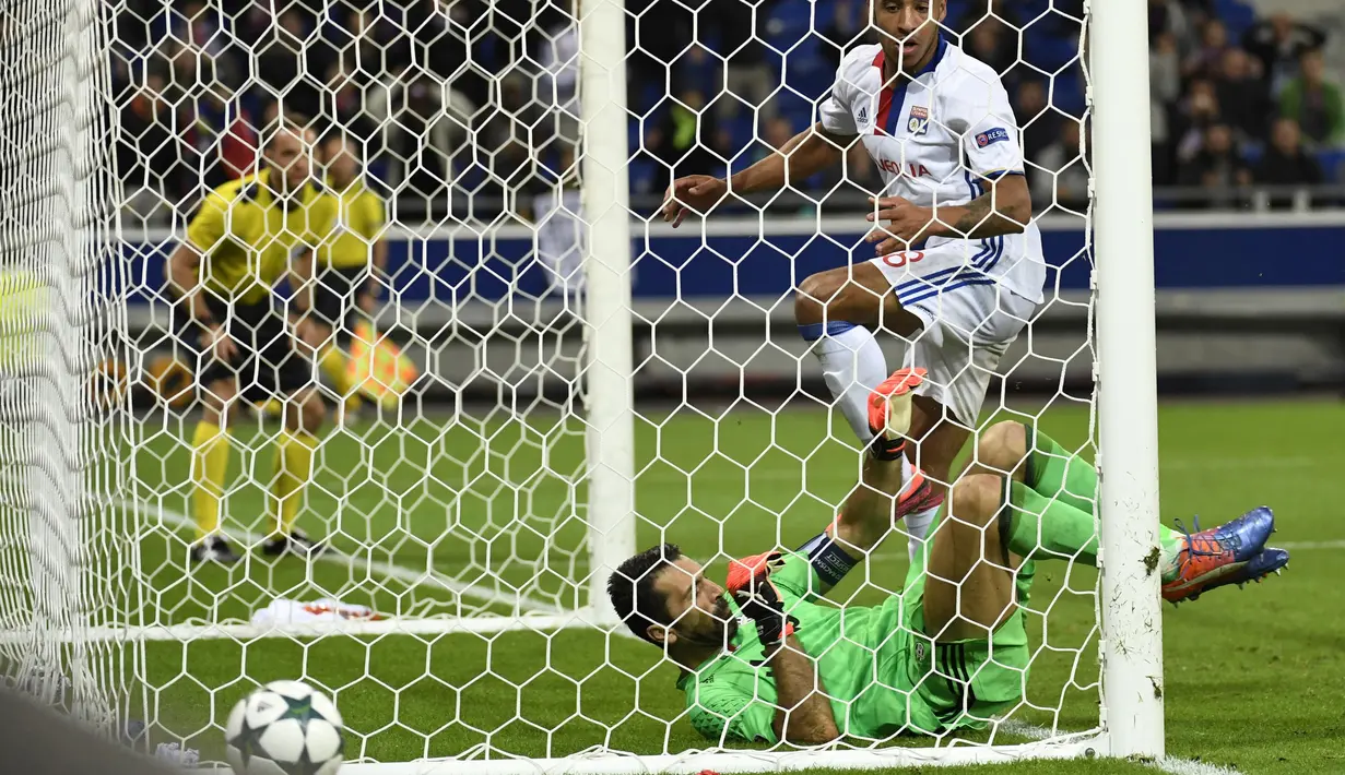 Aksi penjawa gawang Juventus, Buffon yang berhasil menyelamatkan gawang dari sundulan Corentin Tolisso, Lyon, Perancis (18/10). Buffon berhasil membuktikan kehebatannya dengan beberapa kali penyelamatan yang memukau. (AFP/Philippe Desmazes)