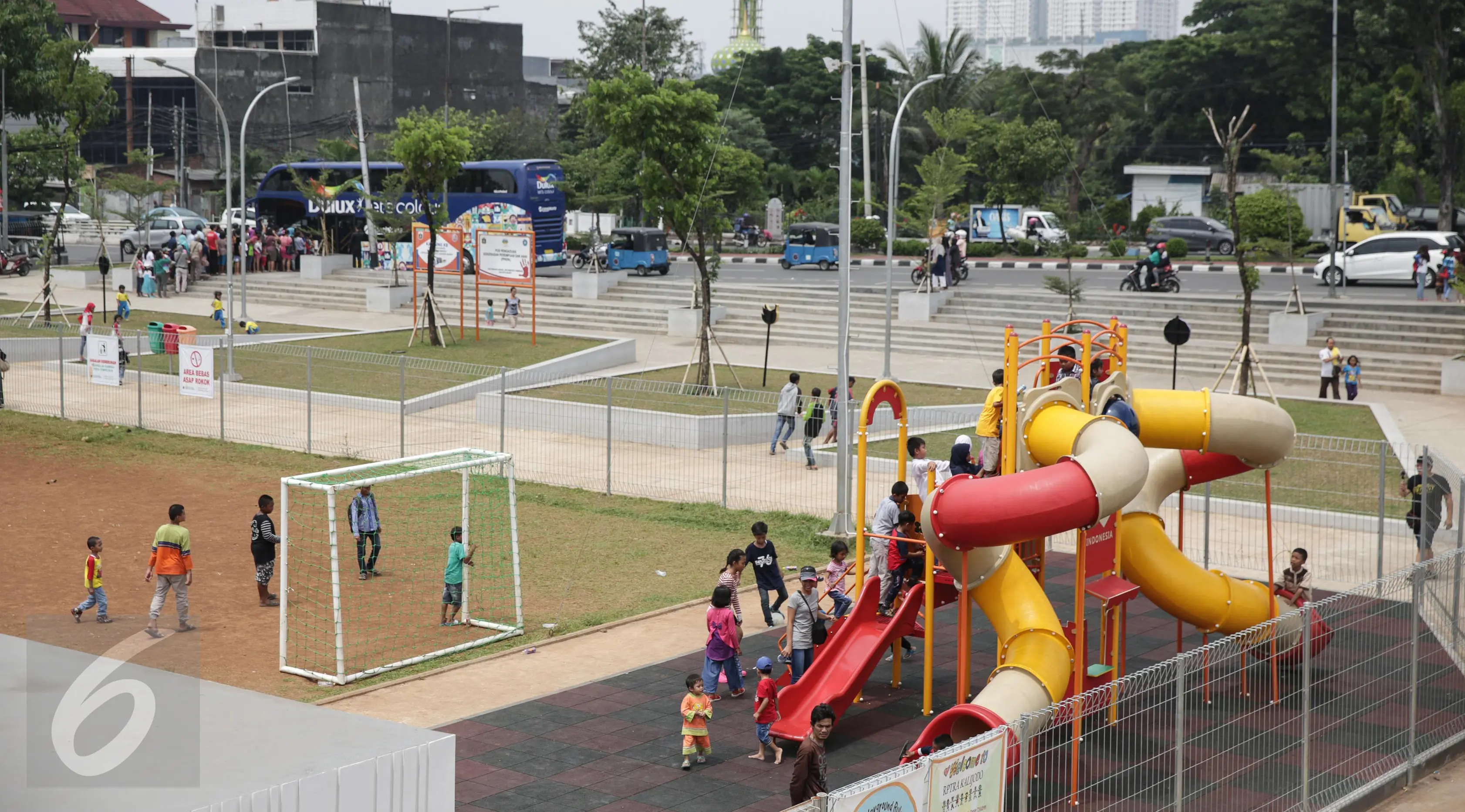 Sejumlah anak bermain di areal RPTRA Kalijodo, Jakarta, Jumat (14/4). Sejumlah warga menghabiskan libur Paskah dengan mengajak putra-putrinya bermain di areal RPTRA Kalijodo. (/Faizal Fanani)