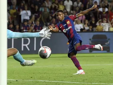 Pemain Barcelona Ansu Fati mencetak gol ke gawang Tottenham Hotspur pada pertandingan sepak bola Trofi Joan Gamper 2023 di Estadi Olimpic Lluis Companys, Barcelona, Spanyol, 8 Agustus 2023. (Pau BARRENA/AFP)