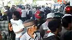 Ratusan orang mendatangi kediaman calon bupati Atiku Rahman dengan menggunakan sepeda motor. Mereka menagih uang lelah setelah mengikuti konvoi ke KPUD Bombana.