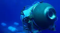 Ekspedisi OceanGate, menunjukkan peluncuran kapal selam Titan mereka dari sebuah platform. Tim penyelamat memperluas pencarian mereka di bawah air pada 20 Juni 2023, saat mereka berpacu dengan waktu untuk menemukan kapal selam wisata selam Titan yang hilang di dekat bangkai kapal Titanic dengan lima orang di dalamnya dan oksigen terbatas. (Dok: AFP)