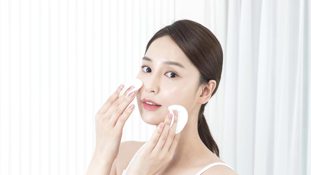 Panduan Memakai Exfoliating Toner untuk Kulit Berjerawat agar Makin Sehat