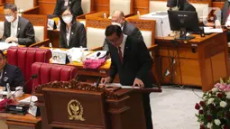 Menteri Hukum dan HAM Yasonna Laoly menyampaikan laporan pemerintah terkait RUU permasyarakatan saat mengikuti rapat paripurna ke-28 masa persidangan V tahun 2021-2022 di Kompleks Parlemen, Senayan, Jakarta, Kamis (7/7/2022). Rapat Paripurna tersebut mendengarkan pendapat fraksi terhadap RUU usul inisiatif Komisi II DPR tentang pembentukan Provinsi Papua Barat Daya. (Liputan6.com/Angga Yuniar)