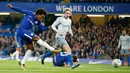 Pemain Chelsea, Willian melakukan tendangan ke gawang Everton pada babak keempat Piala Liga Inggris di Stamford Bridge, Kamis (26/10). Chelsea memetik kemenangan atas Everton dalam perebutan tiket perempat final dengan skor 2-1. (AP/Alastair Grant)
