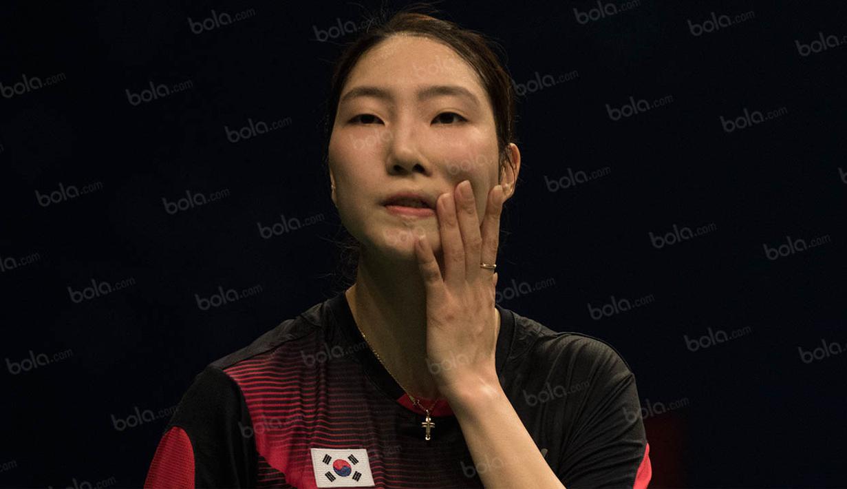Pebulutangkis tunggal putri Korea Selatan, Sung Ji Hyun, menghapus keringat di wajahnya saat laga perempat final BCA Indonesia Open di Istora Senayan, Jakarta, Jumat (3/6/2016). (Bola.com/Vitalis Yogi Trisna)