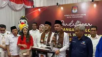 Pasangan bakal calon (bacalon) Wali Kota dan Wakil Wali Kota Tangerang Faldo Maldini-Fadhlin Akbar daftar Pilwakot Tangerang 2024 ke Kantor KPU setempat pada hari ini, Kamis (29/8/2024). (Liputan6.com/Pramita Tristiawati)